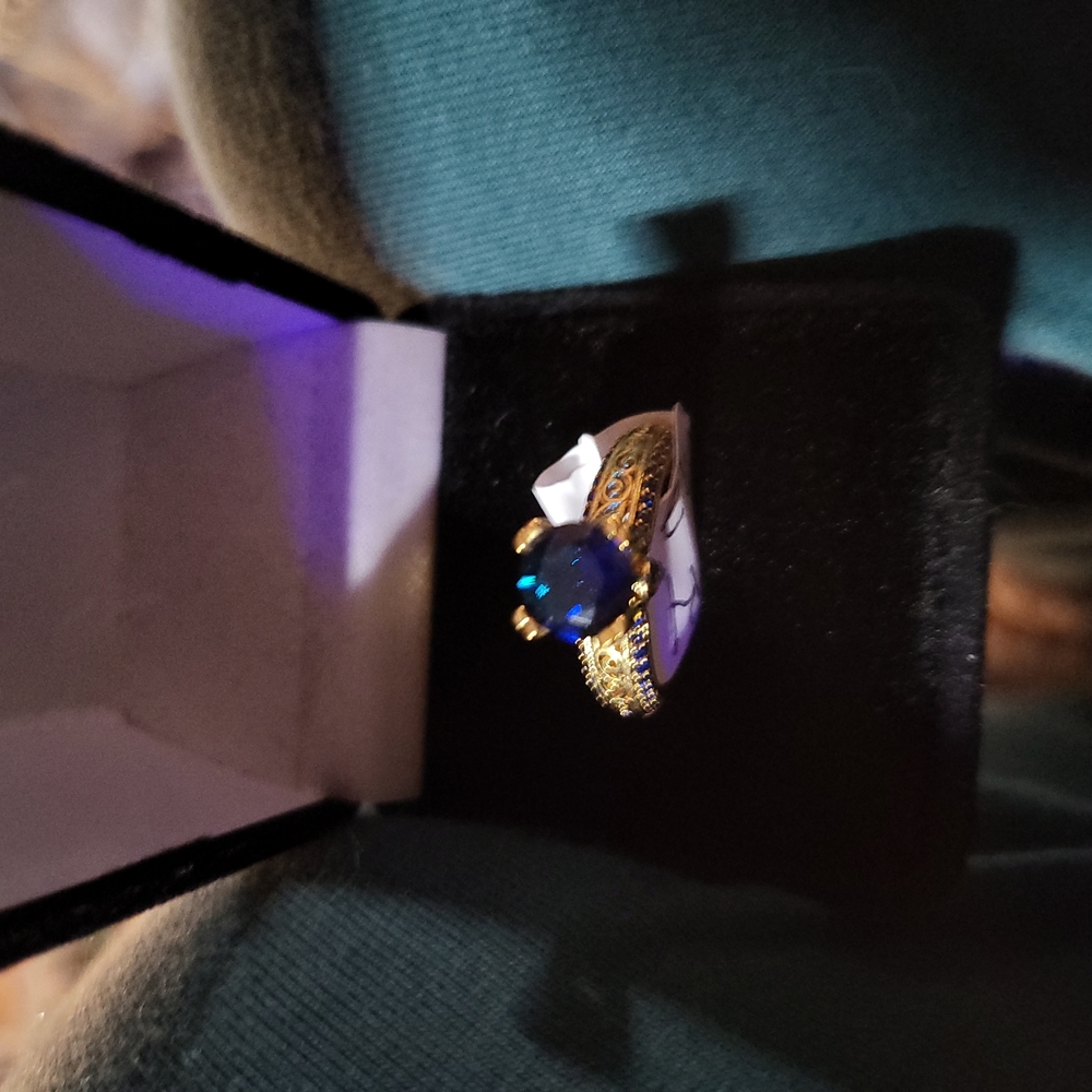 Ladies gold vermiel garnet ring